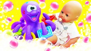 Видео куклы - БЕБИ АНАБЕЛЬ и Осьминог! - Детские игры и игрушки для ванны. Пупсики Baby Doll