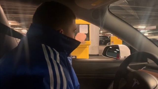 Tesla Model 3 2020 VS Toyota Corolla 2020 в Нью Йорке смотреть онлайн