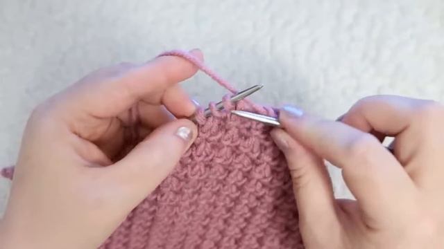 Шапка женская спицами с красивым узором. Как связать шапку спицами. Мастер класс смотреть онлайн