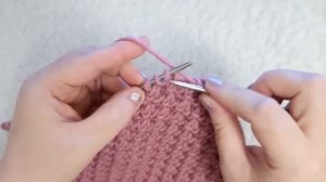 Шапка женская спицами с красивым узором. Как связать шапку спицами.  Мастер класс