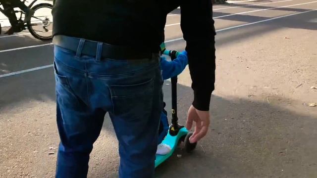 Учимся кататься на самокате смотреть онлайн