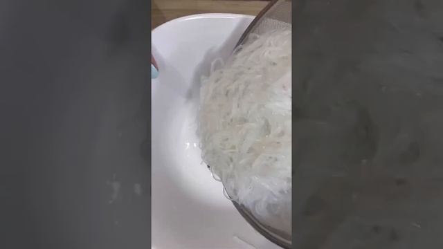 Яркий, насыщенный салат с фунчозой и курицей!