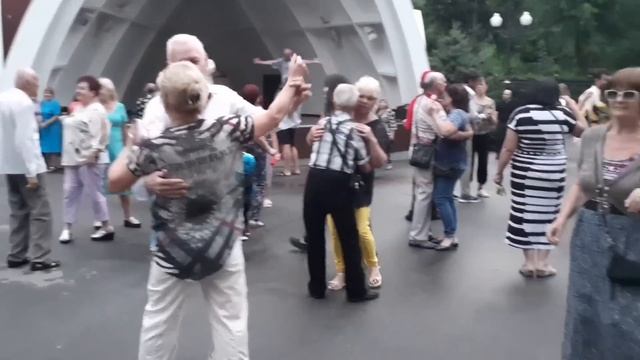 Я ИДУ ТЕБЕ НАВСТРЕЧУ! СЧАСТЛИВЫЕ МГНОВЕНЬЯ ИЗ ПАРКА ГОРЬКОГО ХАРЬКОВ 2021 смотреть онлайн