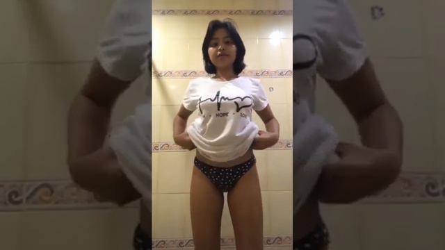 Cewek Cantik Buka Baju