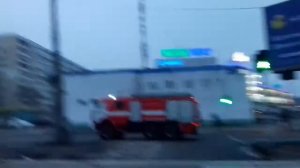 Пожарные машины едут на вызов