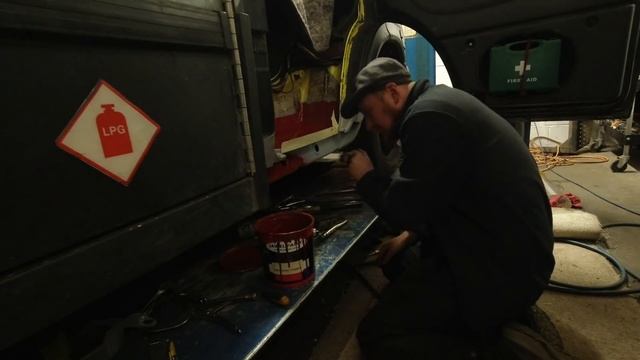 Sprinter Sill & Step Replacement - Rust Busting смотреть онлайн