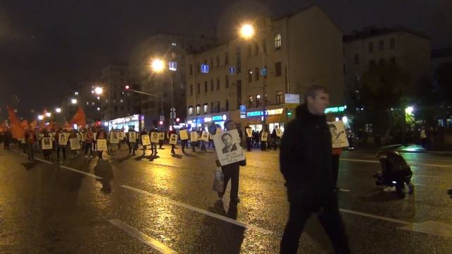 04.10.2016 г. Траурный марш по улицам Москвы с портретами погибших 04.10.1993 года. смотреть онлайн