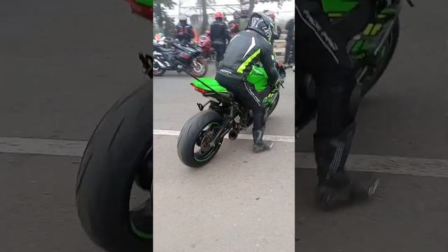 z800 vs zx10r flyby #zx10r#z800#kawasaki#kawasakininja смотреть онлайн