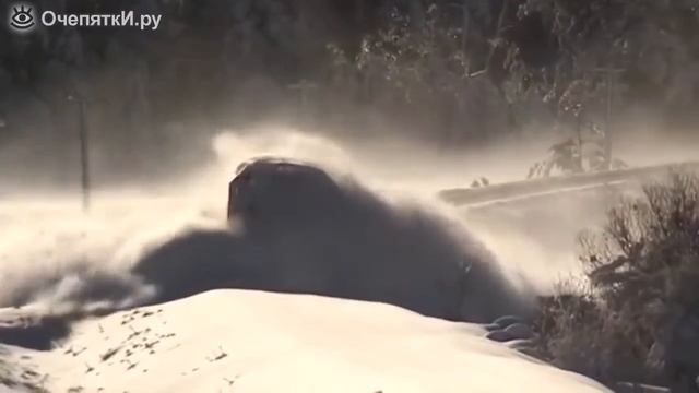 Поезда рассекают снежные сугробы.