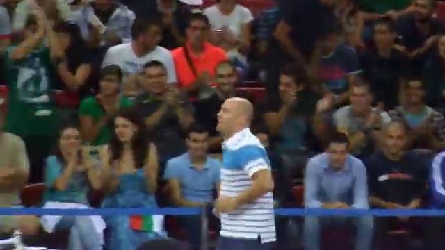 Тити Папазов излиза на терена на Арена София смотреть онлайн