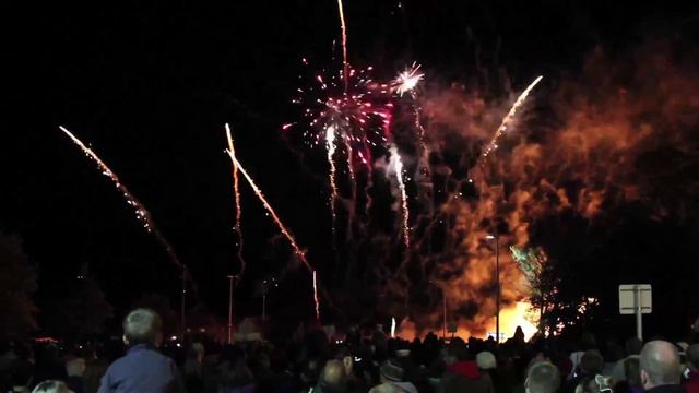 Hailsham Torchlit Procession, Bonfire and Fireworks 2015 HD смотреть онлайн