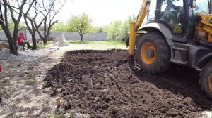 Как мы трактором JCB участок ровняли по нивелиру