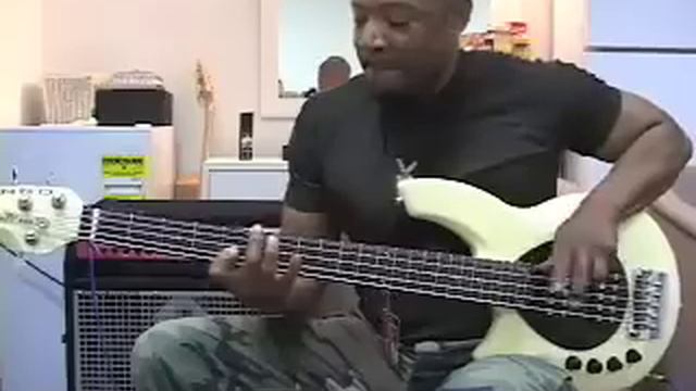 Ernie Ball - Stan Sargeant Plays A Bongo смотреть онлайн