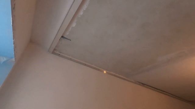 Опустили натяжной потолок на 4 см с нишей под карниз - Как это сделали? смотреть онлайн