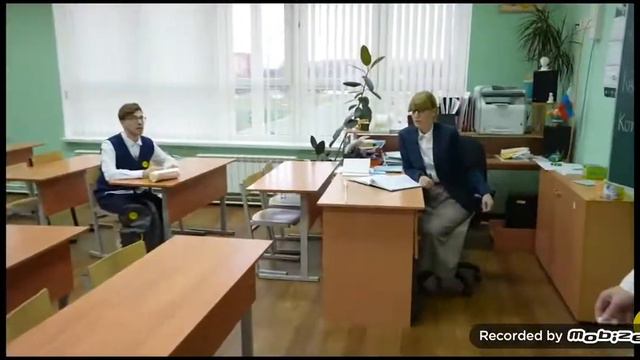 Я когда хочу помочь другу на уроке смотреть онлайн