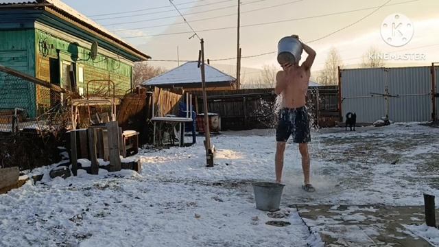 Красноярск 12 ноября 2023 г. Закаливание холодной водой. Обливание из ведра. смотреть онлайн