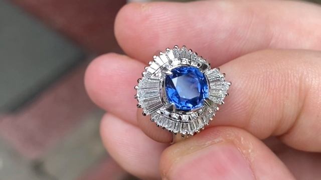 Выгодное кольцо с Cornflower сапфиром, бриллиантами и платиной смотреть онлайн
