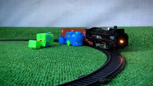 Поезд Rail King VS 2 маленьких игрушечных паровозика / Видео про поезда игрушки