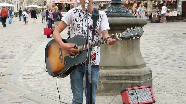 Street musician singing cover on "Тримай - Христина Соловій" in Lviv смотреть онлайн