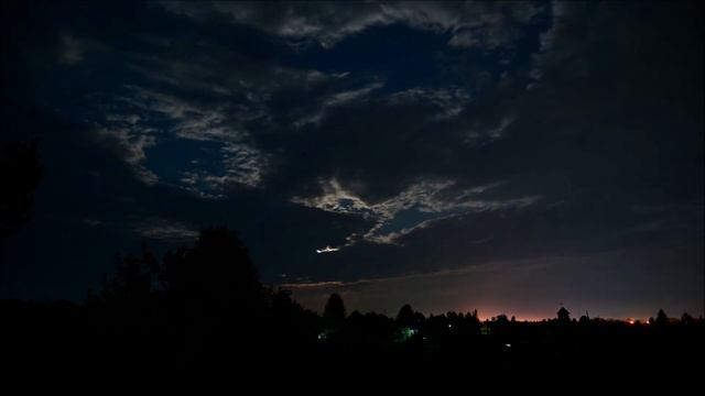 Восход Луны через облака смотреть онлайн