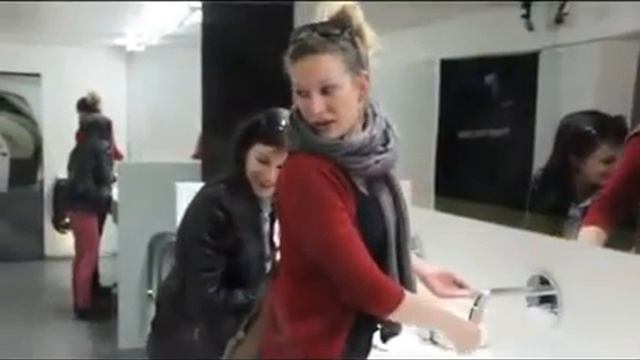 Прикол в женском туалете смотреть онлайн