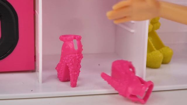 Barbie and Ken on a date. Barbie hairstyles & Barbie makeup. смотреть онлайн