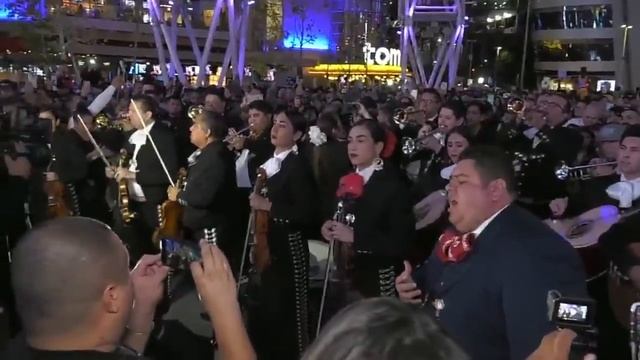 Mariachis honor Kobe Bryant with 'Amor Eterno’ outside Staples Center I ABC7 смотреть онлайн