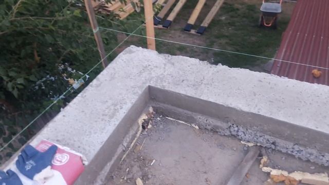 газоблок на крыше дома из самана. подготовка балок перекрытия.