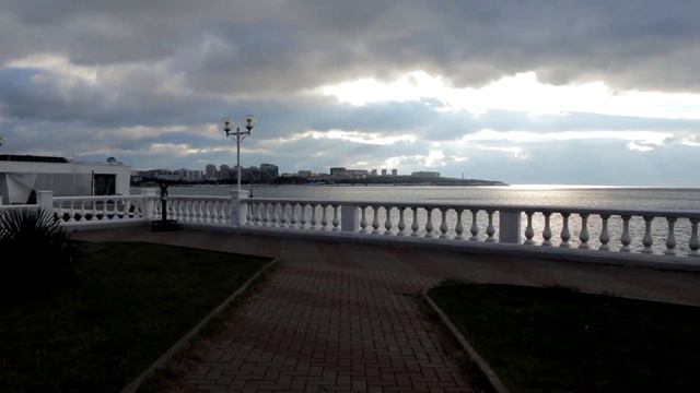 Переехал к морю в Геленджик и влюбился в него! Набережная вся в зелени зимой и летом смотреть онлайн