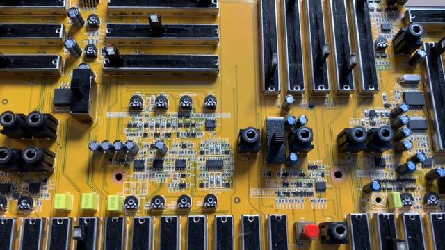 Behringer 2600 Gray Meanie vs Black & Orange "Xmas Tree", disassembly and differences on the boards смотреть онлайн