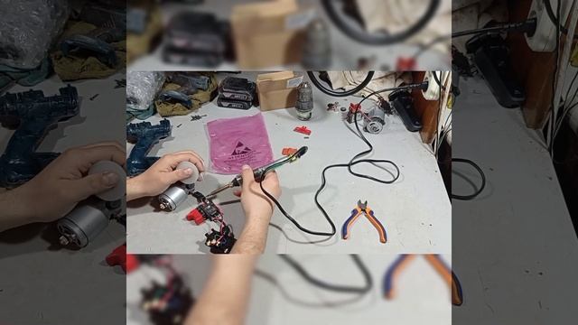 Bosch GSR 180 LI. Замена кнопки и электромотора смотреть онлайн