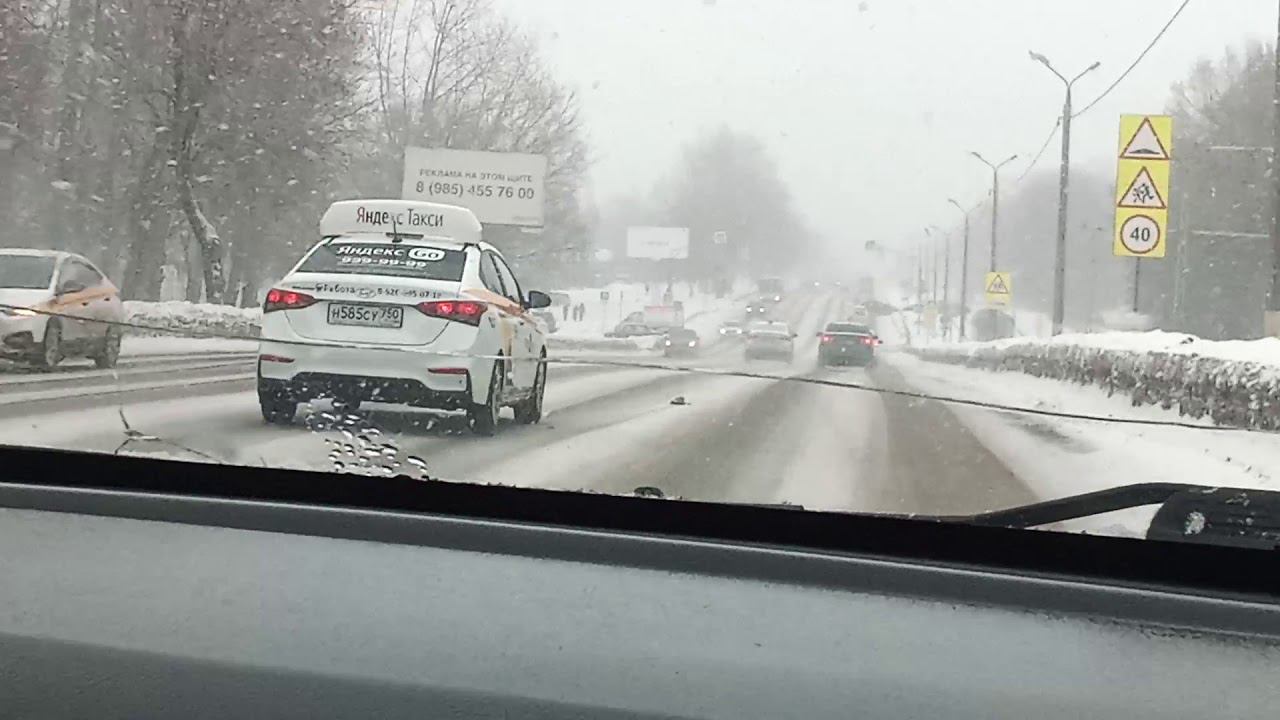 Поездка в машине в центр города весной