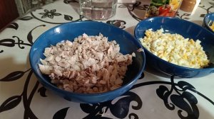 Рецепт салата «Черный принц». Сочетание курицы и чернослива.