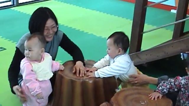 In the playroom at the Seoul airport смотреть онлайн