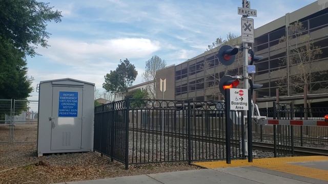 Sunnyvale Downtown Pedestrian Crossing, Sunnyvale station in CA смотреть онлайн