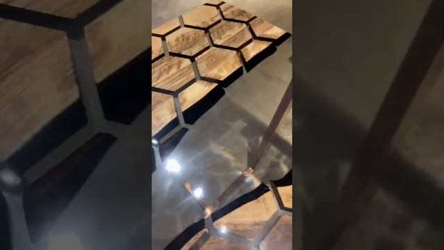 Необычный стол массива дерева с узором в виде сот и прозрачной эпоксидной смолой