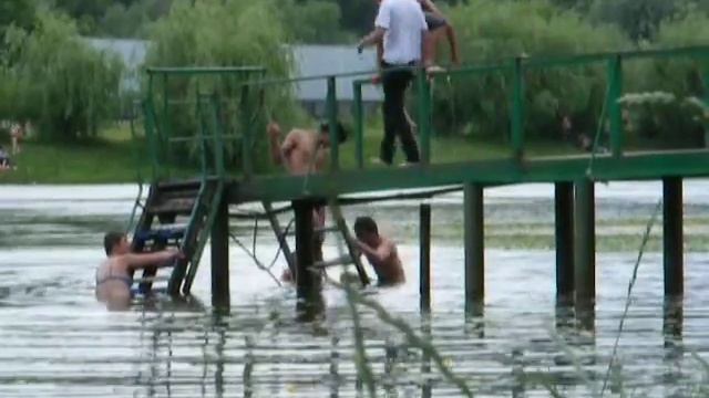 Люди на Бабаевском пруду. Москва смотреть онлайн