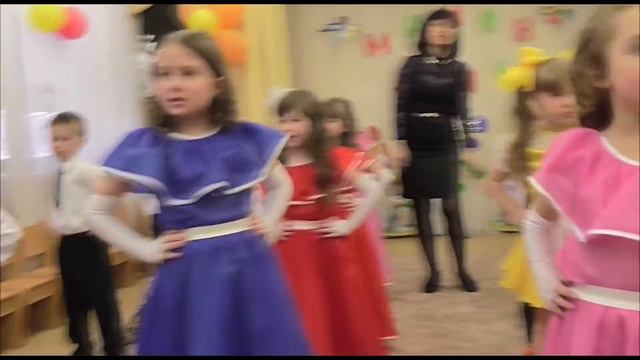 НА СВЕТЕ ЕСТЬ ДЕТСКИЙ САД /СУПЕР ПЕСНЯ / УТРЕННИК 8 МАРТА 2014 смотреть онлайн