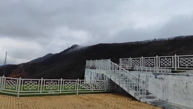 Вид на Геленджик со смотровой площадки верхней станции канатной дороги смотреть онлайн