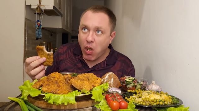 МУКБАНГ. ОБЖОР. ОТБИВНЫЕ ИЗ СВИНОЙ ШЕИ В ПАНИРОВКЕ, КАРТОШКА ЖАРЕНАЯ ПОД СЫРОМ, САЛАТ. АСМР. смотреть онлайн
