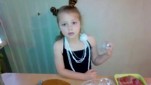 мисс Кира на кухне вместе с папой. Рецепт мясного пирога. Раннее кулинарное творчество смотреть онлайн