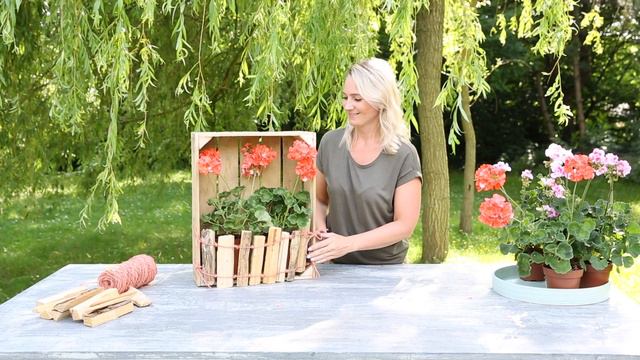 DIY Garden Upcycling With Geraniums | Wall Decoration With Wooden Crates | Creative DIY Planters