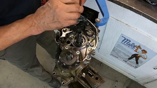 73 TC125 Suzuki Engine teardown and case split смотреть онлайн