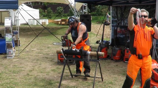 Рабочие штаны Husqvarna защищают ноги вальщика от порезов бензопилой смотреть онлайн