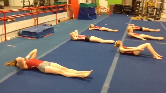 Как качают пресс гимнастки [Комплексы упражнений] смотреть онлайн