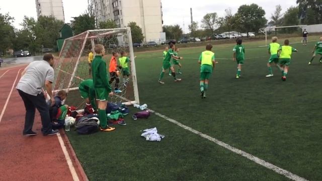 Юный вратарь делится опытом. Защита помогает и ошибается Goalkeeper to sharre experiences. смотреть онлайн