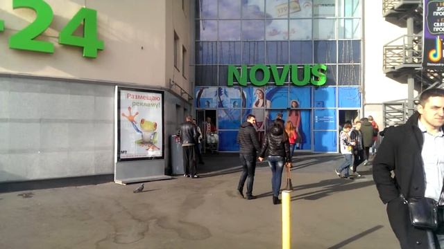 Сити-скролл у входа в ТРЦ Dream Town 1 смотреть онлайн