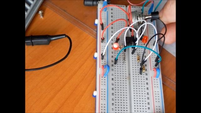 модель работы компаратора LM393