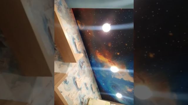 21. 2-ух уровневый натяжной потолок, в детской. С фотопечатью и многоцветной LED подсветкой. смотреть онлайн