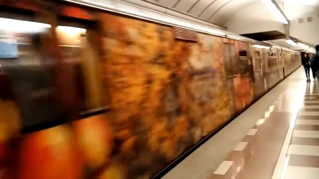 Метропоезд Русич "Акварель" прибывает на станцию метро Парк Победы смотреть онлайн